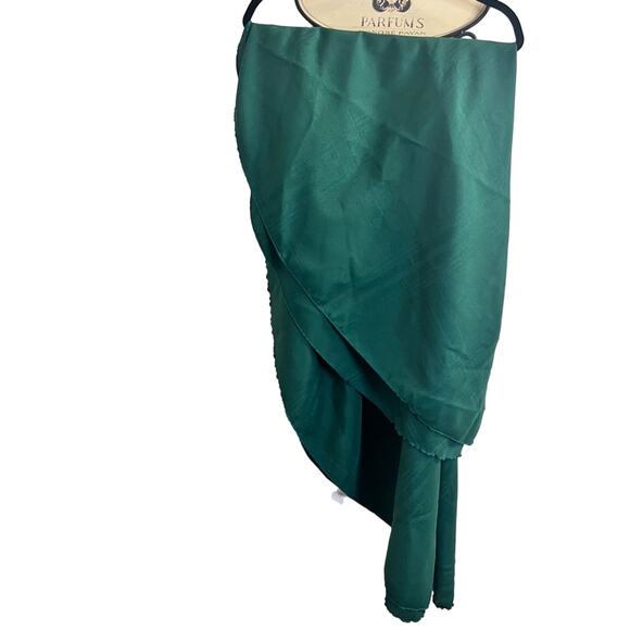 Hunter Green Round Holiday Tablecloth – Fits 6–8 Seat Table (70” Round) - Picture 12 of 16